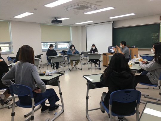 서울 강서구에서 실시하는 '찾아가는 창의체험학교' 교육을 받는 공항고 학생들이 음악콘텐츠 제작 관련 회의를 하고 있다.[강서구 제공]